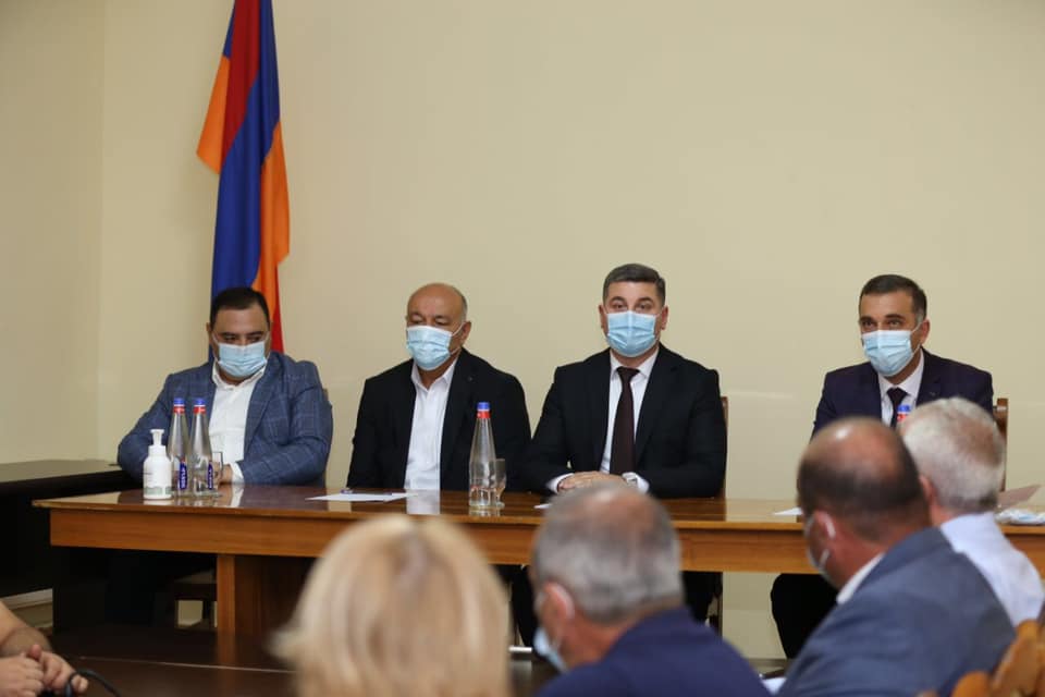 Գնել Սանոսյանը Սիսիանի քաղաքապետարանում աշխատակազմին է ներկայացրել համայնքի ղեկավարի պաշտոնակատար Արմեն Հակոբջանյանին