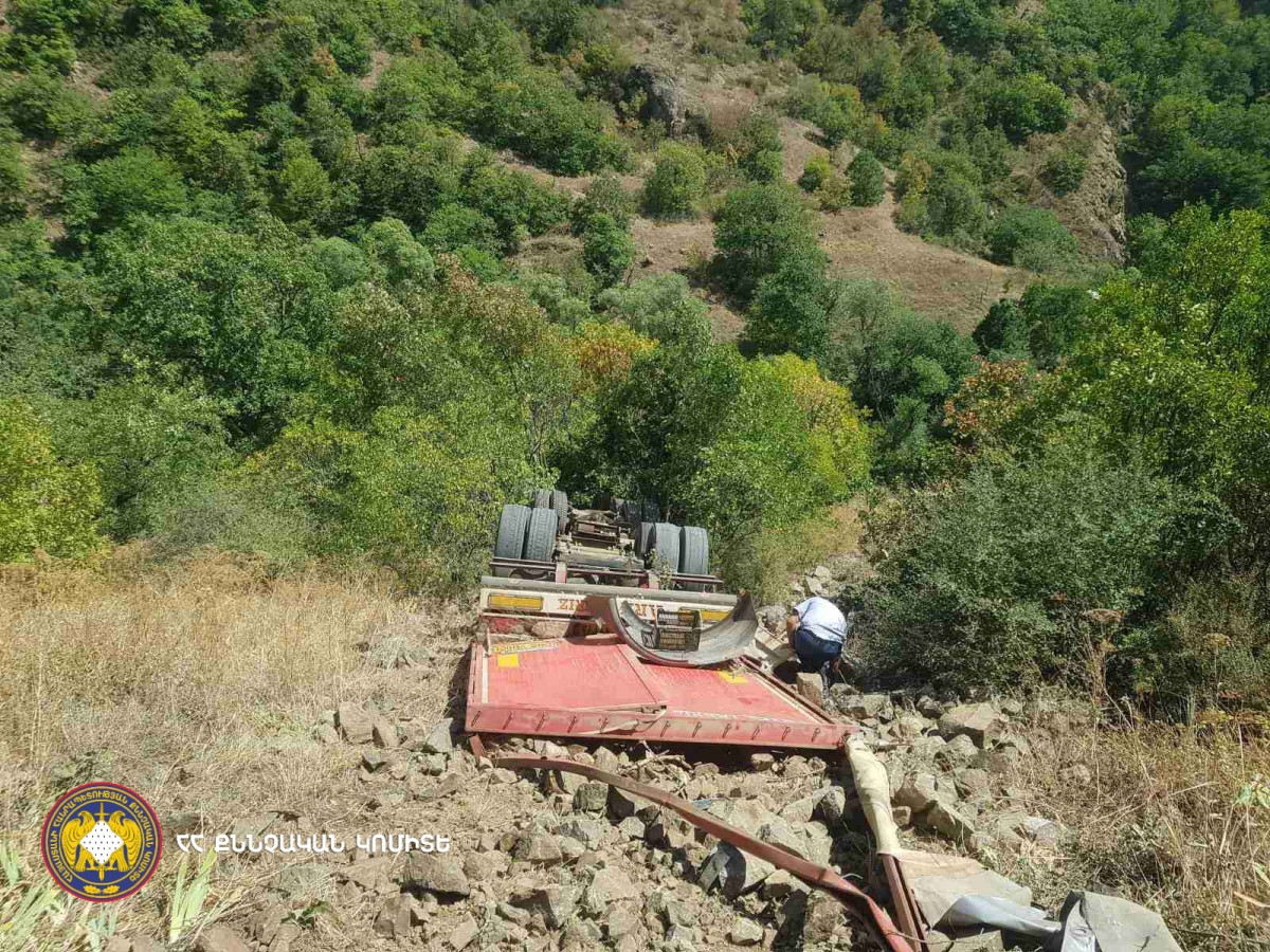 Բեռնատարը կողաշրջվել և ընկել է ձորը. վարորդը մահացել է