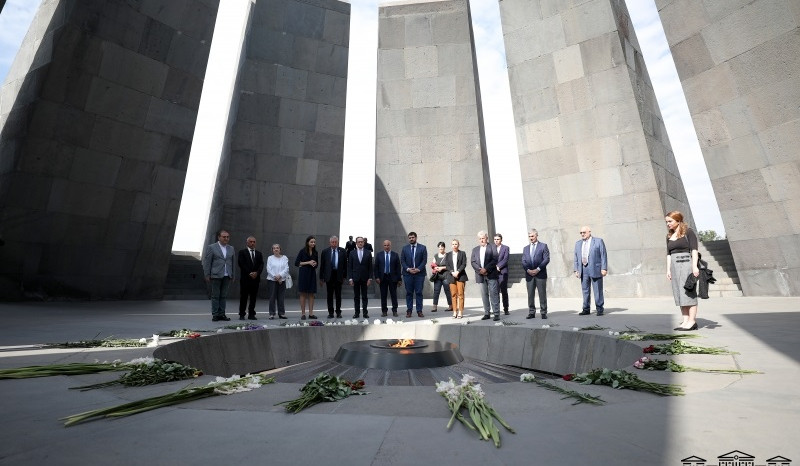 Fransa nümayəndə heyətinin üzvləri Tsitsernakaberd xatirə kompleksini və Yerabluru ziyarət etdilər
