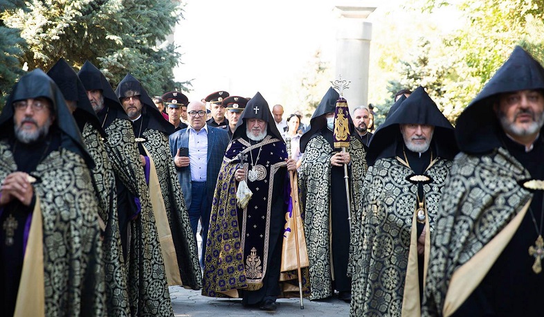 Ամենայն Հայոց Կաթողիկոսն այցելել է «Եռաբլուր» զինվորական պանթեոն