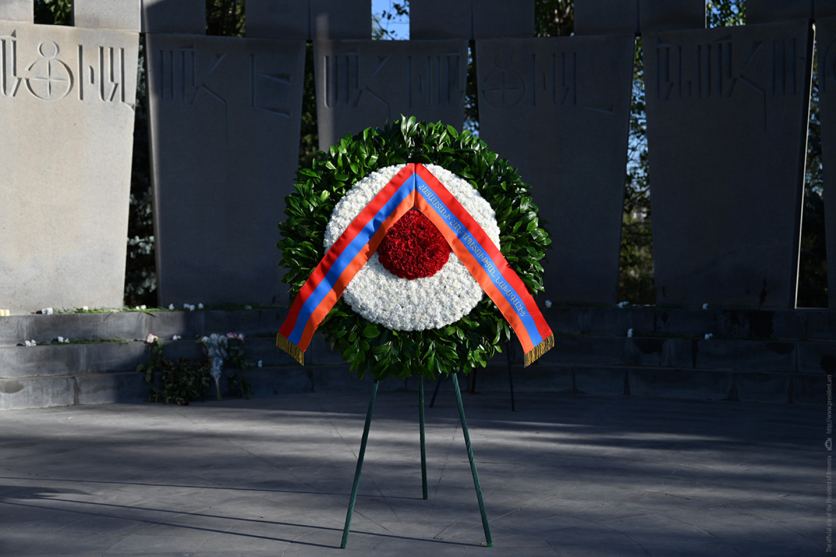 Wreath laid on behalf of Armen Sarkissian in Yerablur