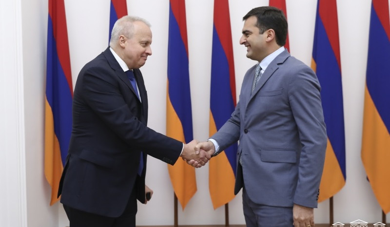 Azərbaycan hərbi əsirləri və digər saxlanılan şəxsləri dərhal geri qaytarmalıdır: Hakob Arşakyan Sergey Kopirkini qəbul edib