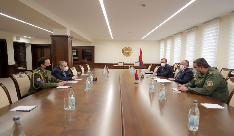 ՀՀ պաշտպանության նախարարը և Չեխիայի դեսպանը քննարկել են պաշտպանական ոլորտում համագործակցության հարցեր