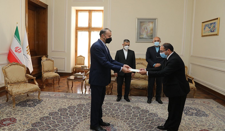 Իրանում ՀՀ նորանշանակ դեսպանն իր հավատարմագրերի պատճենն է հանձնել ԻԻՀ արտգործնախարարին