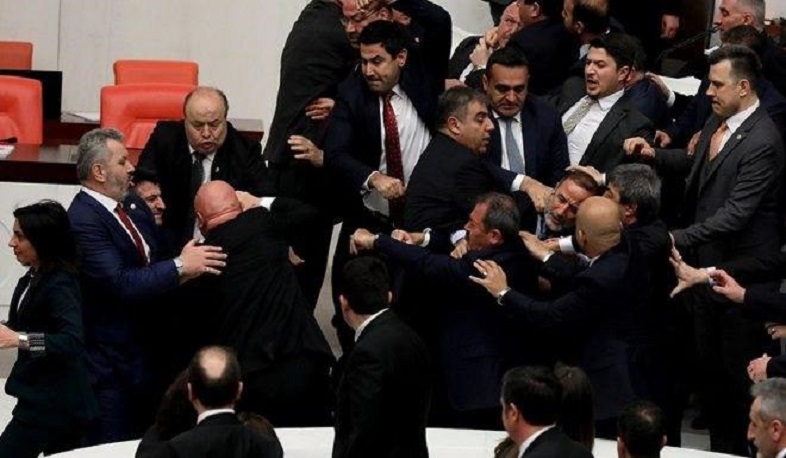 Ծեծկռտուք Թուրքիայի խորհրդարանում