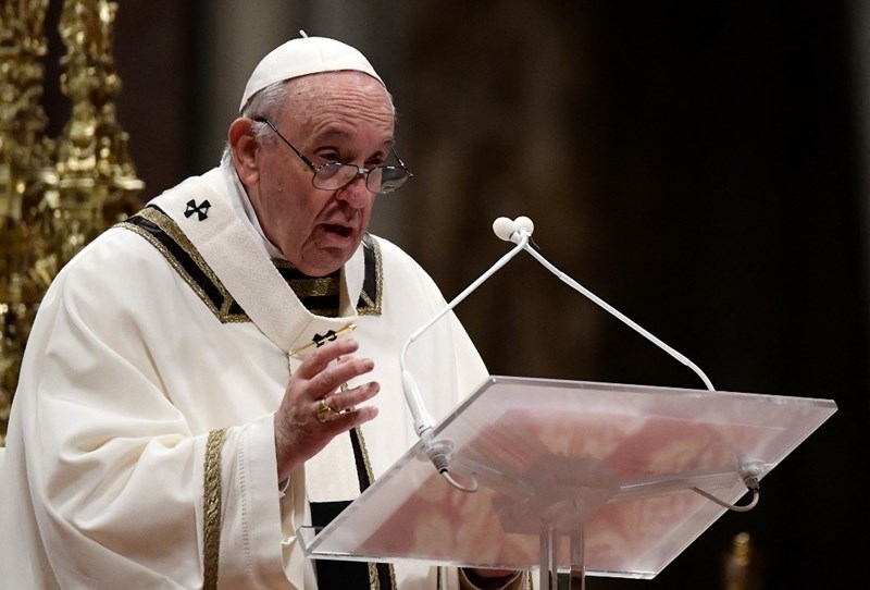 Pope calls for helping the poor in Christmas Eve mass