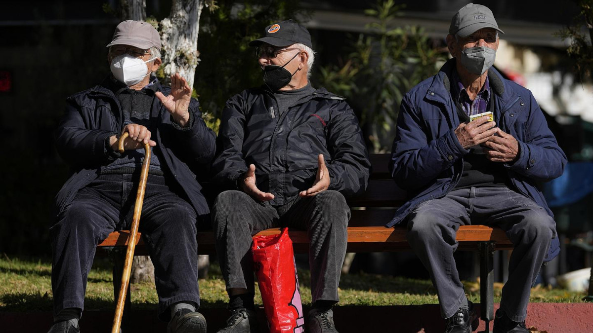 Greece begins fining those over 60 who are unvaccinated
