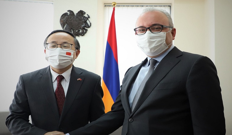 ER xarici işlər nazirinin müavini və Çin səfiri iqtisadi əməkdaşlığın təşviqi ilə bağlı məsələləri müzakirə edir