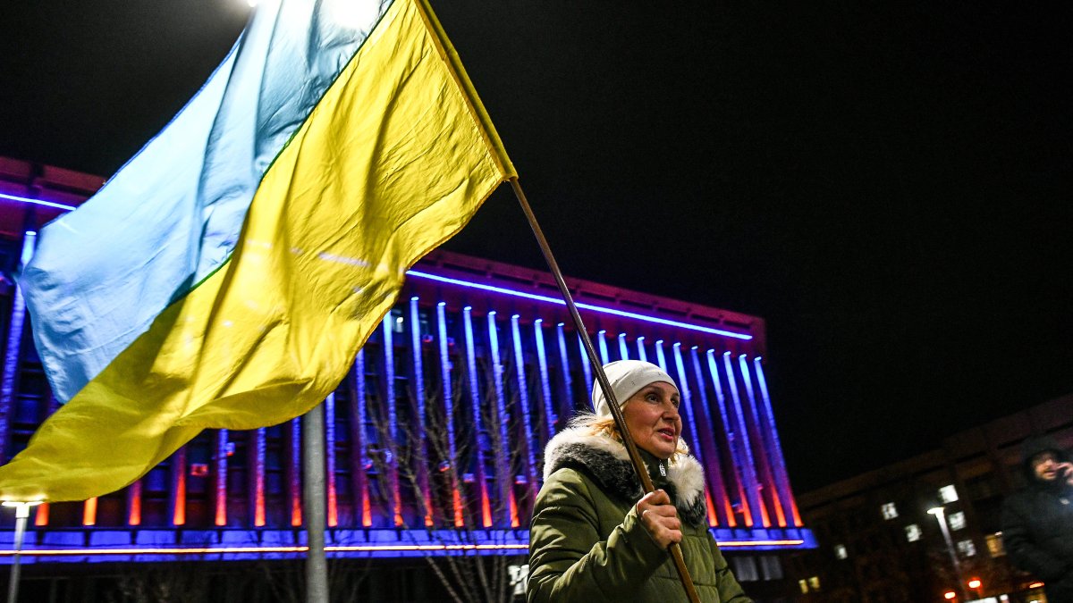 Ukraine urges its citizens to leave Russia immediately