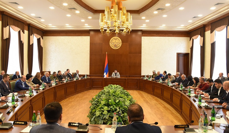 Քաղաքական ուժերի հետ քննարկումներ կսկսվեն միասնական օրակարգ  ձևավորելու ուղղությամբ. Կառավարության ընդլայնված նիստ՝ Արցախի նախագահի գլխավորությամբ