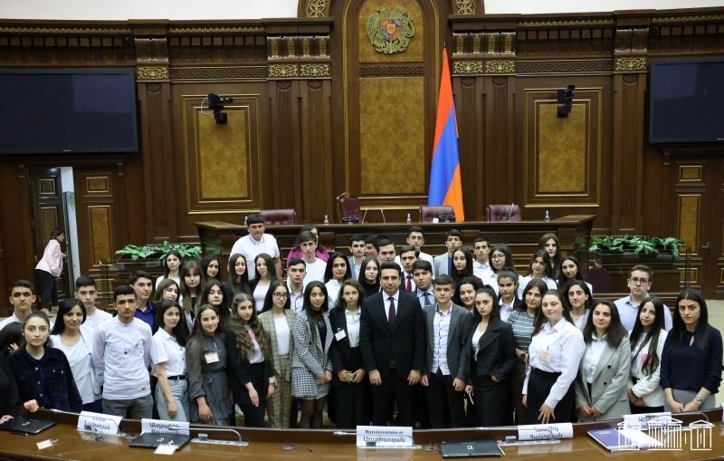 Քաղաքացու օրվան ընդառաջ ԱԺ նախագահը հանդիպել է մարզերի աշակերտներին