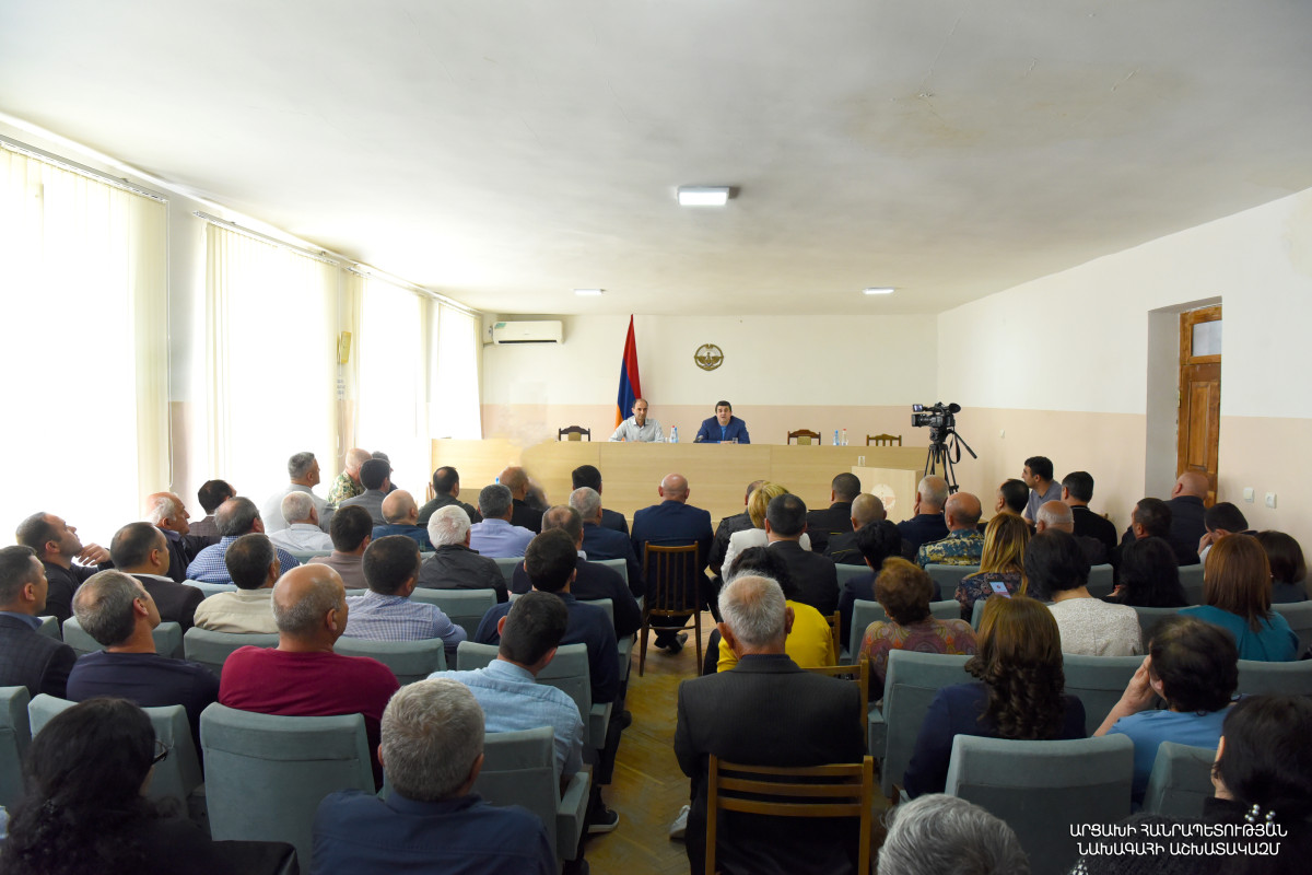 Արցախը շարունակում է պահպանել իր ապագայի տեսլականը. Արայիկ Հարությունյանը Մարտունիում հանդիպել է շրջանի պատասխանատուների հետ