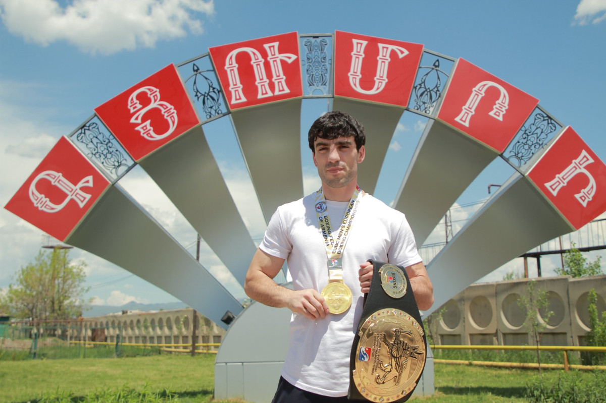 Gümrüdə üçqat Avropa çempionu Hovhannes Baçkovu təntənəli qarşılayıblar