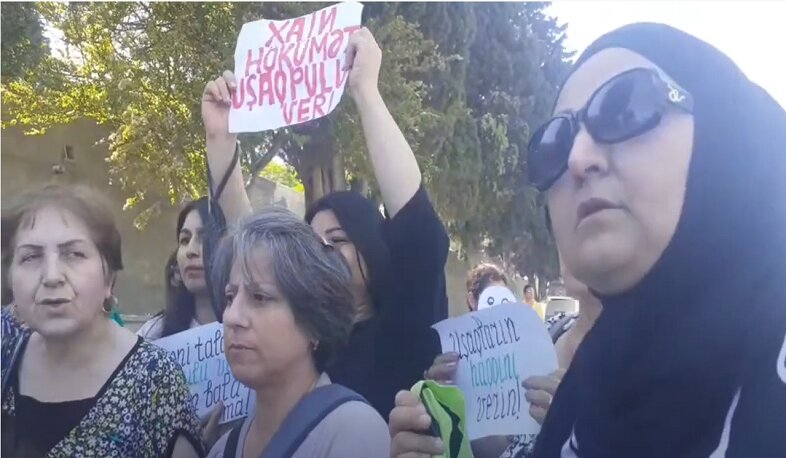 “Xain hökumət uşaqpulu ver!”: Azərbaycanda etiraz aksiyası keçirilib