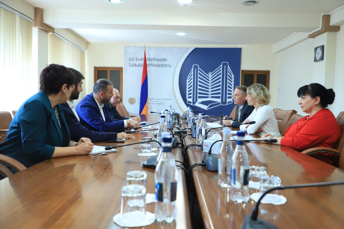 Վահան Քերոբյանը և Կարոլին Գեգինատը քննարկել են լոգիստիկ ենթակառուցվածքների բարելավմանն առնչվող հարցեր