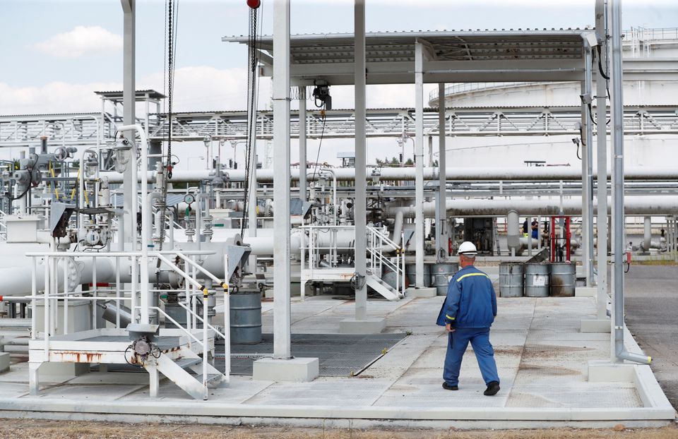 Russian oil pipeline flows set to resume after Hungary settles transit bill