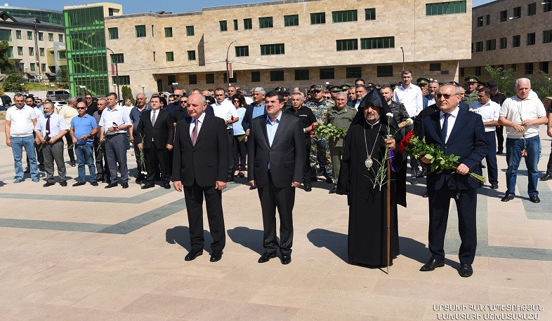 Arayik Harutyunyan Stepanakert memorialını ziyarət edib