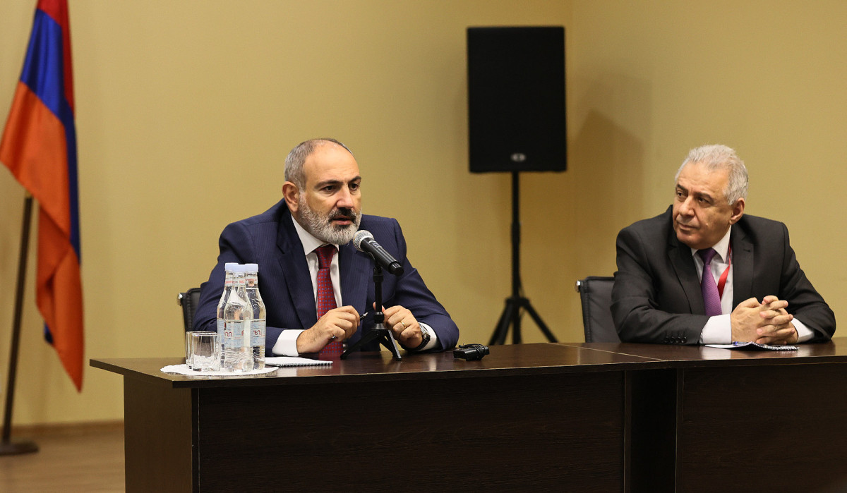 Nikol Paşinyan Vladivostokun erməni icmasının nümayəndələri ilə görüşüb