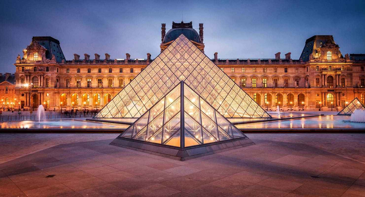 Louvre, Versailles to turn off lights earlier in energy savings push