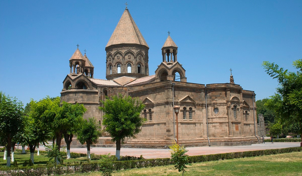 Müqəddəs Eçmiadzin Qafqaz Müsəlmanları İdarəsinin sədri humanitar problemlərin həlli üçün görünən addımlar atmağa çağırıb
