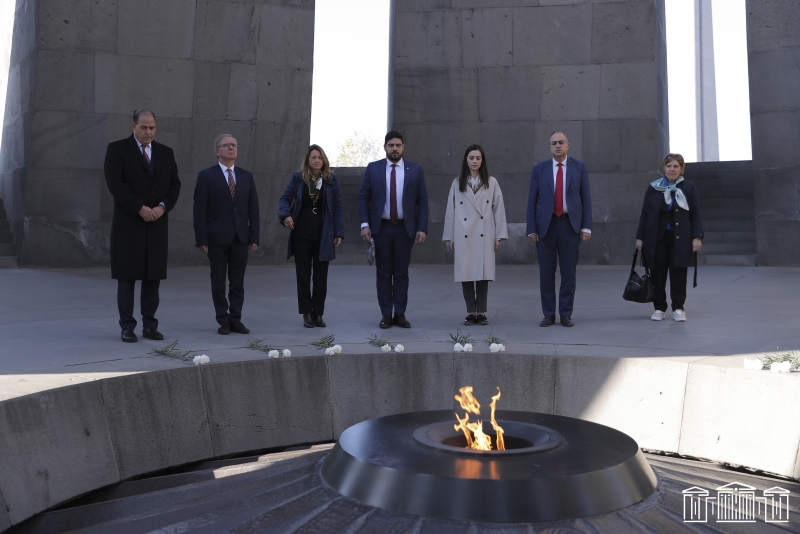 Fransa deputatları Tsitsernakaberd memorial kompleksini ziyarət ediblər