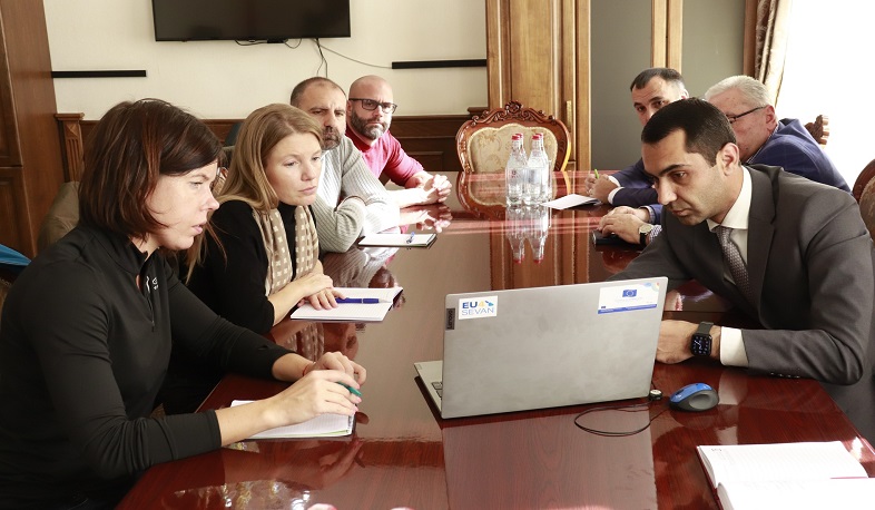 Geğarkunik bölgəsinin icra hakimiyyət başçısı Aİ-nin müşahidə qrupuna atəşə məruz qalan yaşayış məntəqələrinin vəziyyəti ilə bağlı təfərrüatları təqdim edib
