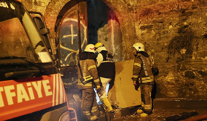 İstanbulda Müqəddəs Prkiç Erməni Katolik Kilsəsində yanğın baş verib