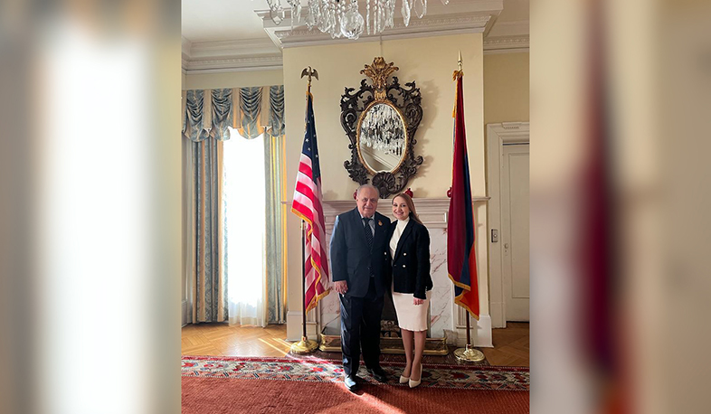 Ambassador Makunts presents Maestro Konstantin Petrossian with Armenia’s State Award
