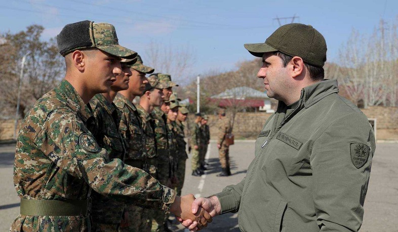 Սուրեն Պապիկյանը տունդարձին սպասող զինծառայողներին հանձնել է զինվորական վկայականները և պարգևատրել ժամացույցներով