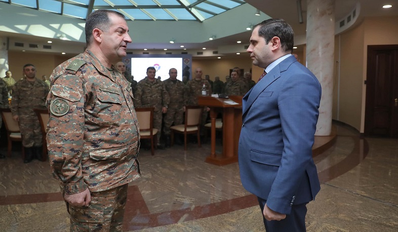 Suren Papikyan qoşunlarda döyüş qabiliyyətinin davamlı olaraq təkmilləşdirildiyinə əhəmiyyət verib