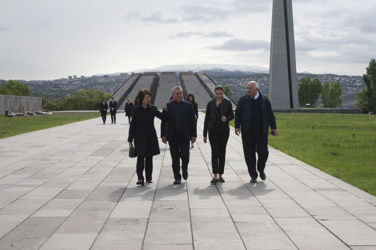 Fransanın O-De-Frans Regional Şurasının sədri Erməni Soyqırımı memorialını ziyarət edib