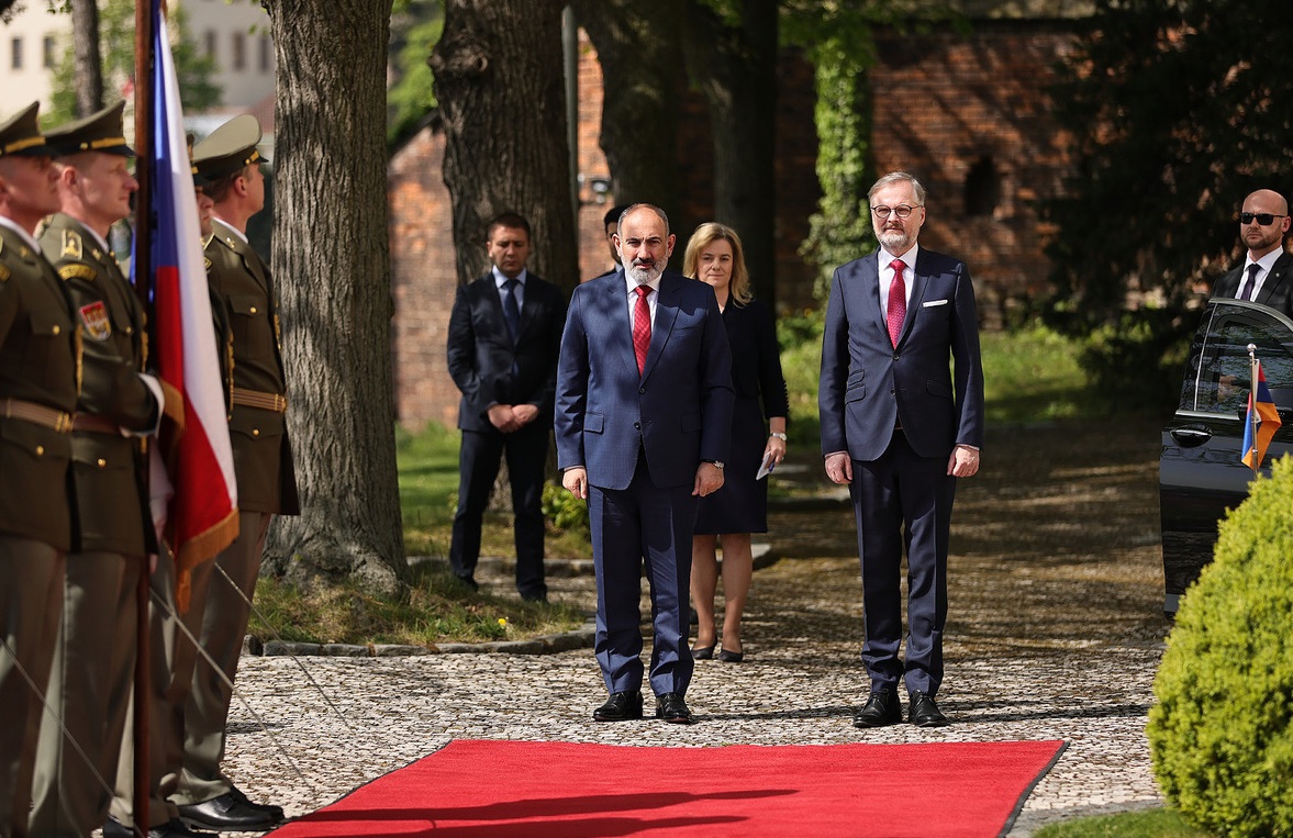 Nikol Pashinyan and Petr Fiala sign a joint Declaration