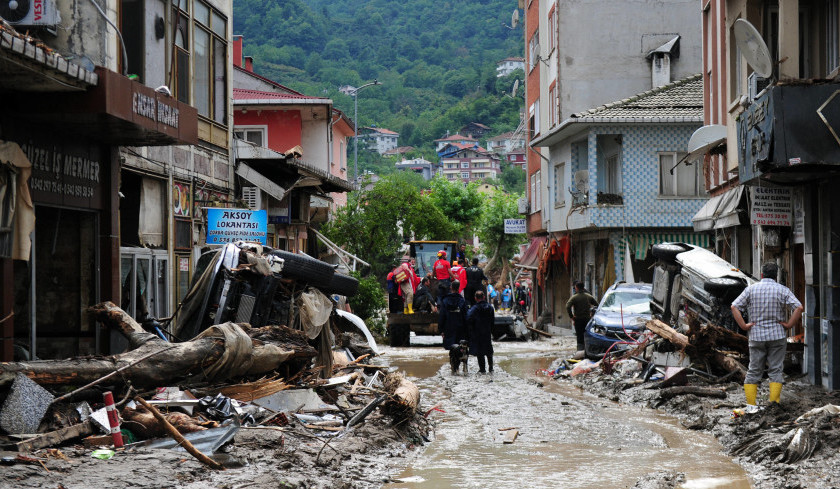 Ankarada güclü leysan yağışları yağıb və fırtına olub