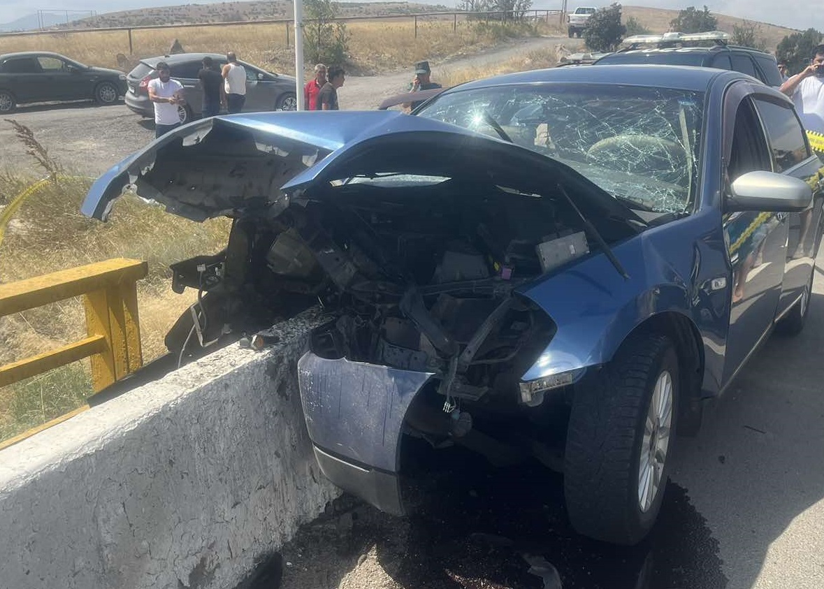 Երևան-Սևան ավտոճանապարհին մեքենան բախվել է ճամփեզրի արգելապատնեշին. ուղևորներից մեկը տեղում մահացել է