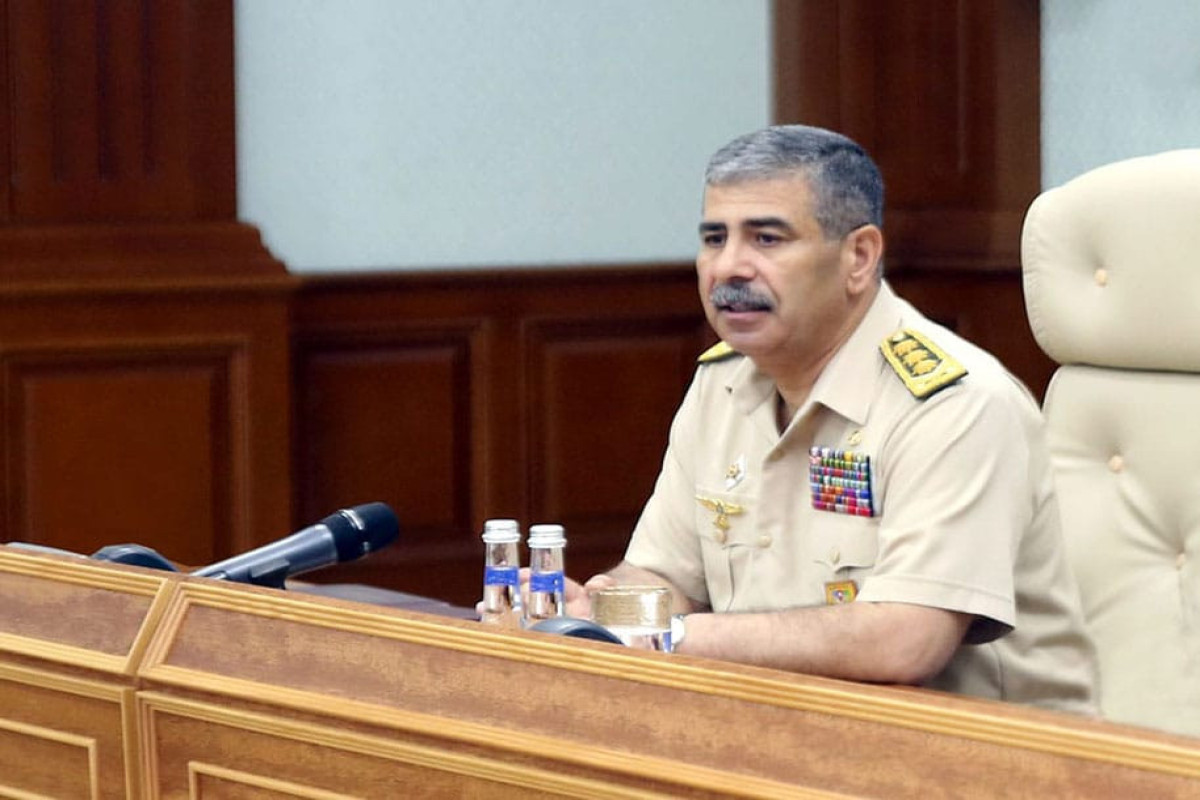 Гасанов дал указания по обеспечению безопасности самолетов