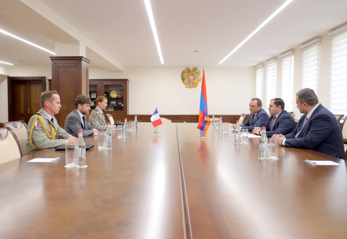 Papikyan və səfir Dekotini Fransa səfirliyində hərbi attaşe ofisinin yaradılmasına əhəmiyyət veriblər