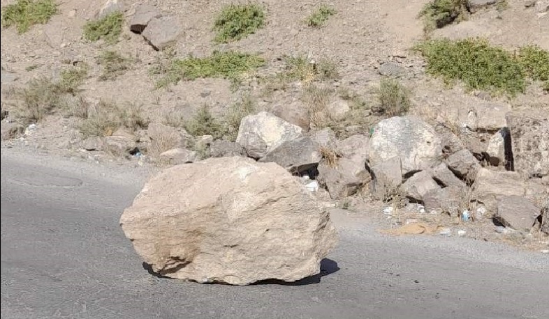 Փրկարարները քարը հեռացրել են ճանապարհի երթևեկելի հատվածից