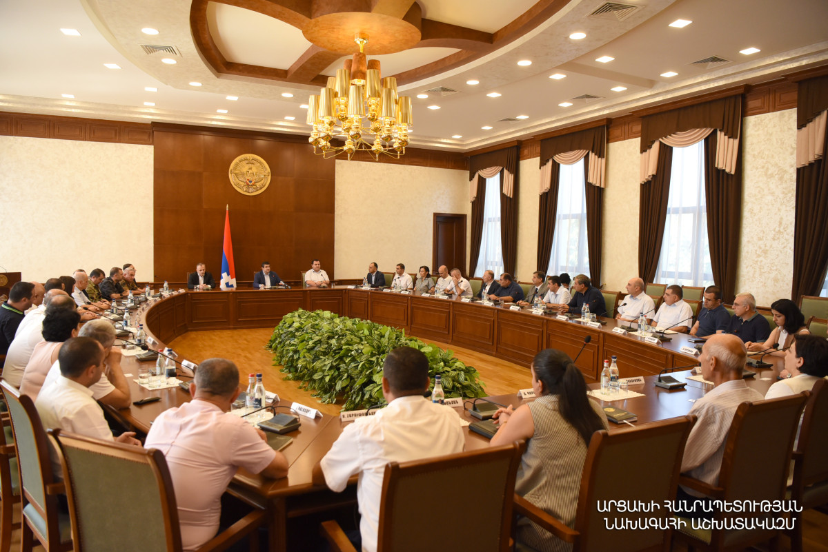 Արայիկ Հարությունյանը ներկայացրել է ԼՂ նորանշանակ պետական նախարար Սամվել Շահրամանյանին
