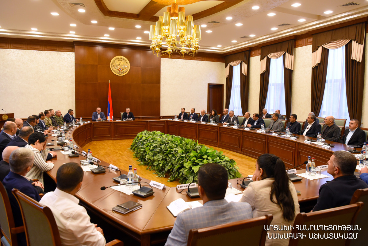 ԼՂ նախագահը կառավարությանն է ներկայացրել նորանշանակ պետական նախարարին