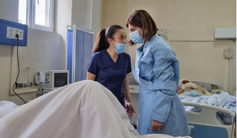 Անահիտ Ավանեսյանն այցելել է ԼՂ-ում պայթյունից այրվածքներ ստացած մեր հայրենակիցներին