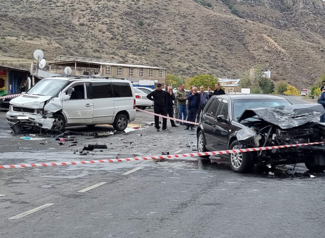 Աղավնաձոր գյուղի շուկայի մոտակայքում բախվել են Volkswagen Golf և Mercedes-Benz ավտոմեքենաներ. կա զոհ