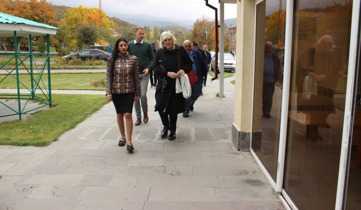 Anahit Manasyan və Dunya Miyatoviçin Dağlıq Qarabağdan məcburi köçkünlərin müvəqqəti yerləşdikləri ərazilərə səfərləri davam edir