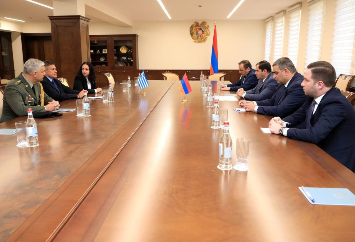 ER müdafiə naziri Yunanıstan səfiri ilə regional təhlükəsizlik məsələləri müzakirə edib