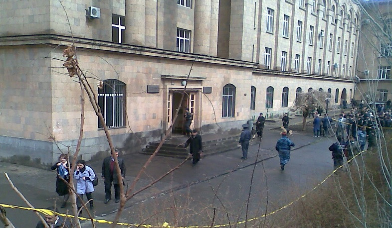 В здании ЕГУ прогремел взрыв, один человек погиб, трое получили ранения