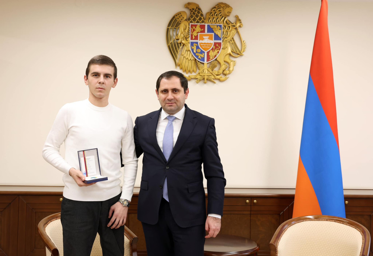 Սուրեն Պապիկյանն Արիության մեդալ է հանձնել սրտի զարկը վերականգնված զինծառայող Նարեկ Պողոսյանին