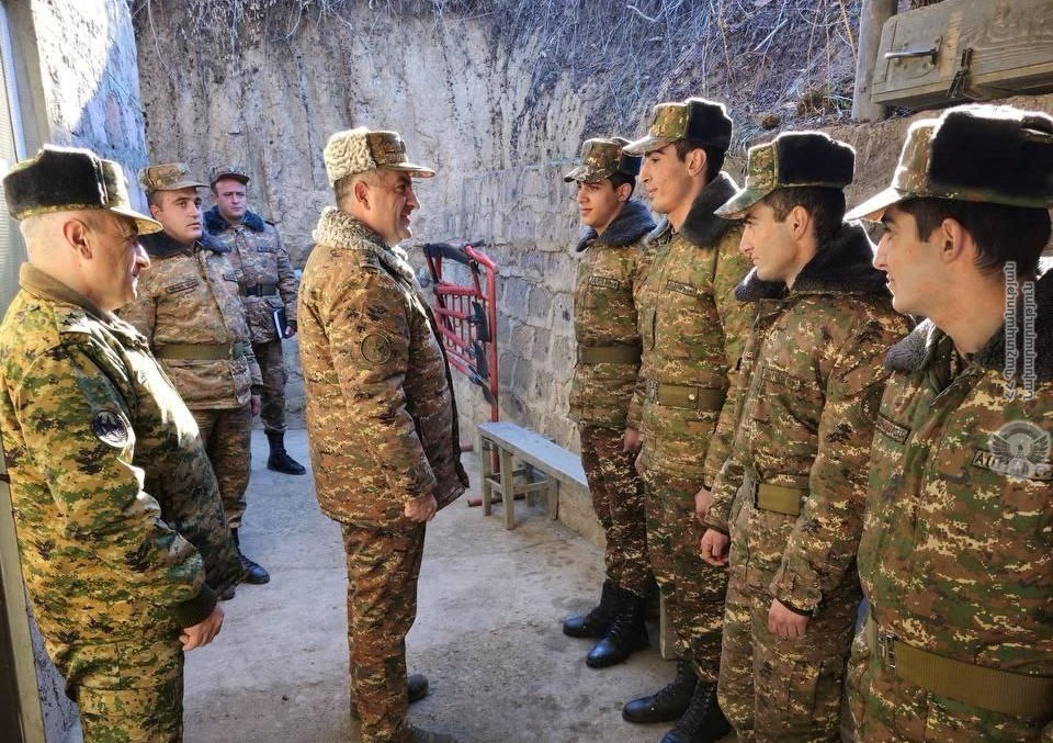 ԶՈՒ ԳՇ պետն այցելել է հանրապետության հյուսիսարևելյան սահմանագոտի, մի շարք զինծառայողների հանձնել խրախուսական նվերներ