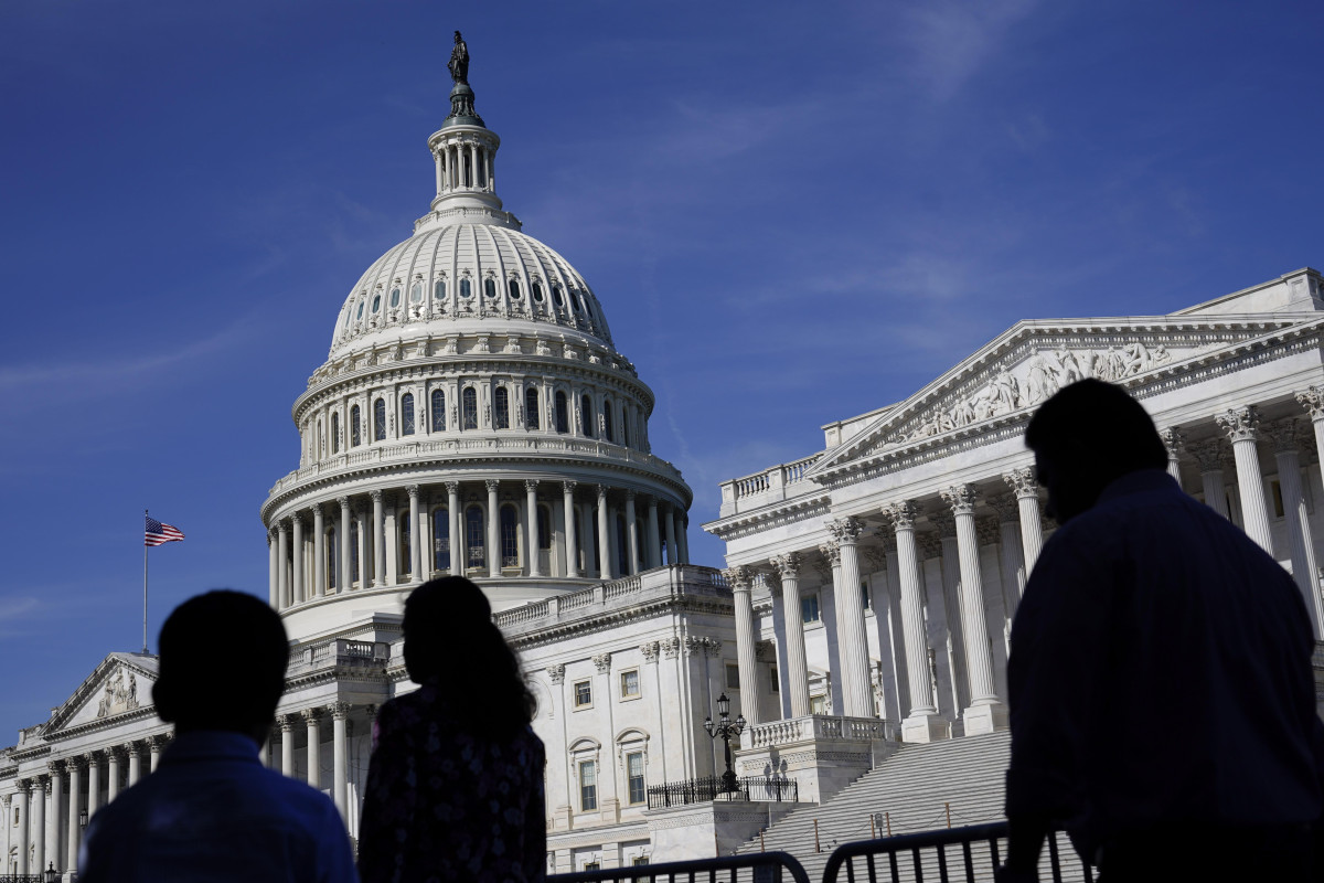 US Senate passes spending bill, averts imminent shutdown