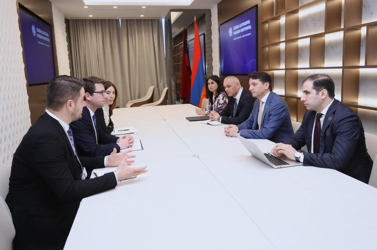 ER maliyyə naziri Kosovo nümayəndə heyəti ilə görüşüb