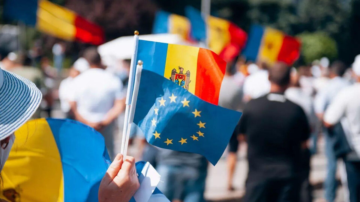 Moldovan parliament votes to hold EU referendum, presidential election on Oct. 20