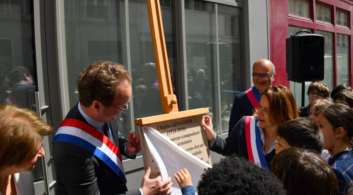 Parisdə Şarl Aznavura həsr olunmuş lövhənin açılışı olub